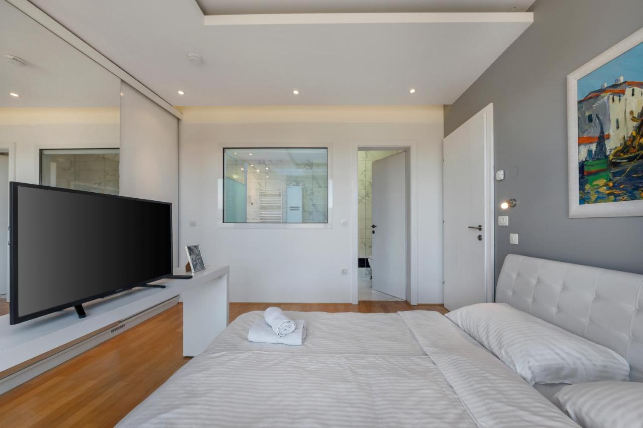 Contemporary With Rooftop Terrace In Apartment *
