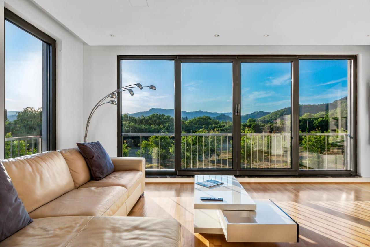 Contemporary With Rooftop Terrace In
