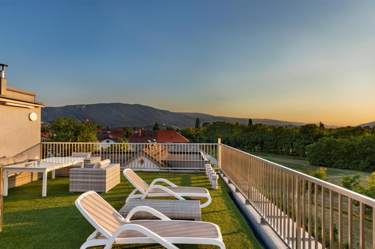 Contemporary With Rooftop Terrace In Apartment *